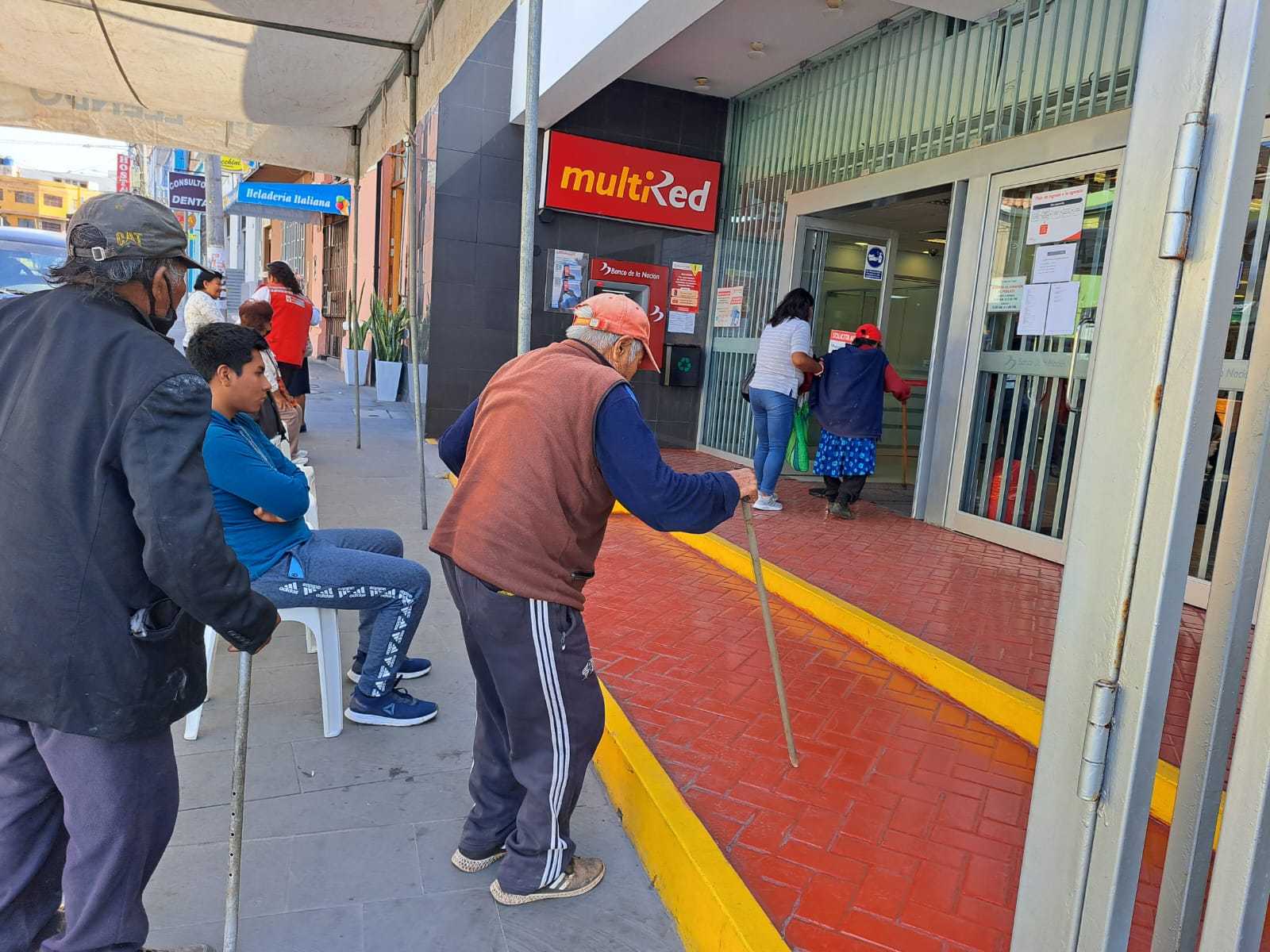 Municipalidad Distrital de Mejía brinda apoyo a los beneficiarios del programa “Pensión 65", movilizándolos a la ciudad de Mollendo para realizar su cobro respectivo.
