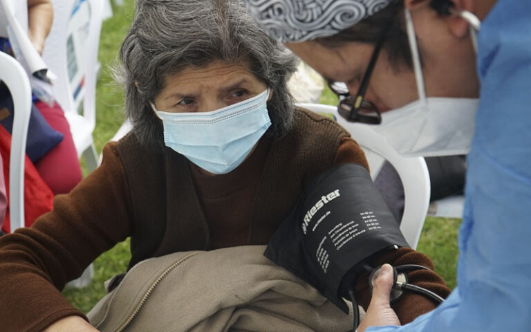 1 de  Más de 300 adultos mayores reciben atenciones en campaña integral de salud en Cercado de Lima