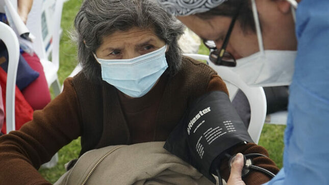 1 de  Más de 300 adultos mayores reciben atenciones en campaña integral de salud en Cercado de Lima