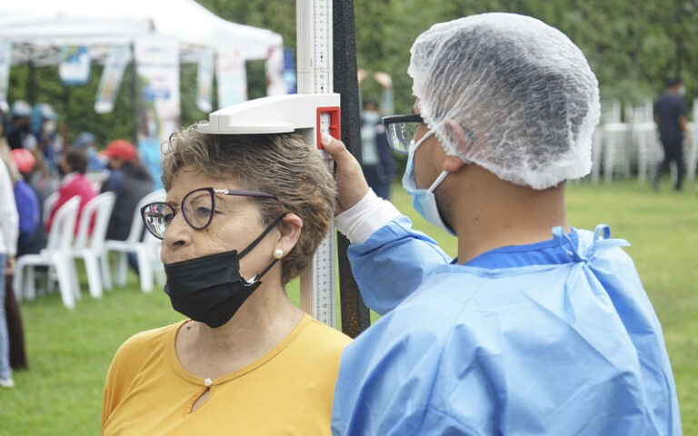 3 de Más de 300 adultos mayores reciben atenciones en campaña integral de salud en Cercado de Lima