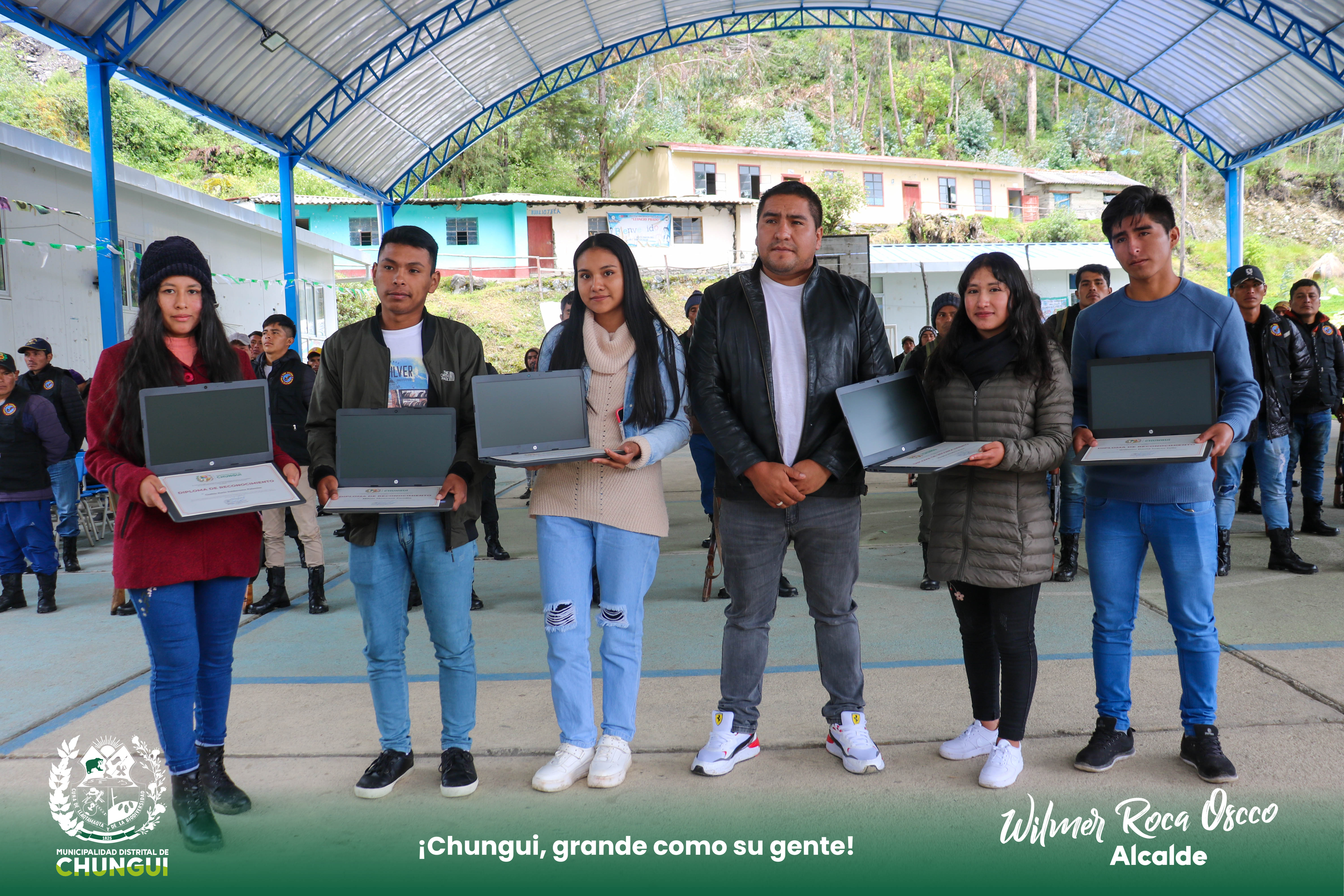 Entrega de laptops para estudiantes ingresantes a la universidad.
