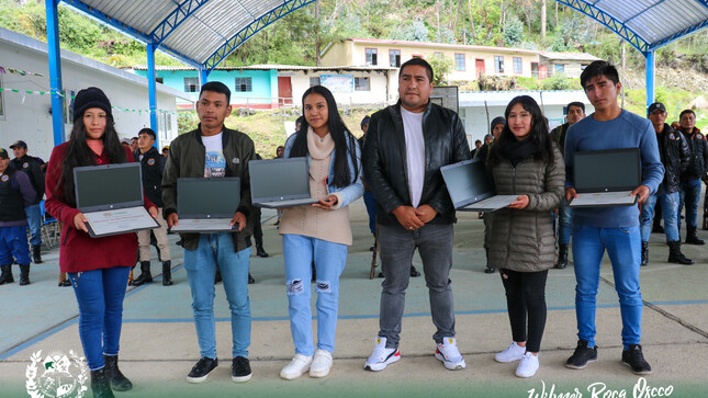 Entrega de laptops para estudiantes ingresantes a la universidad.
