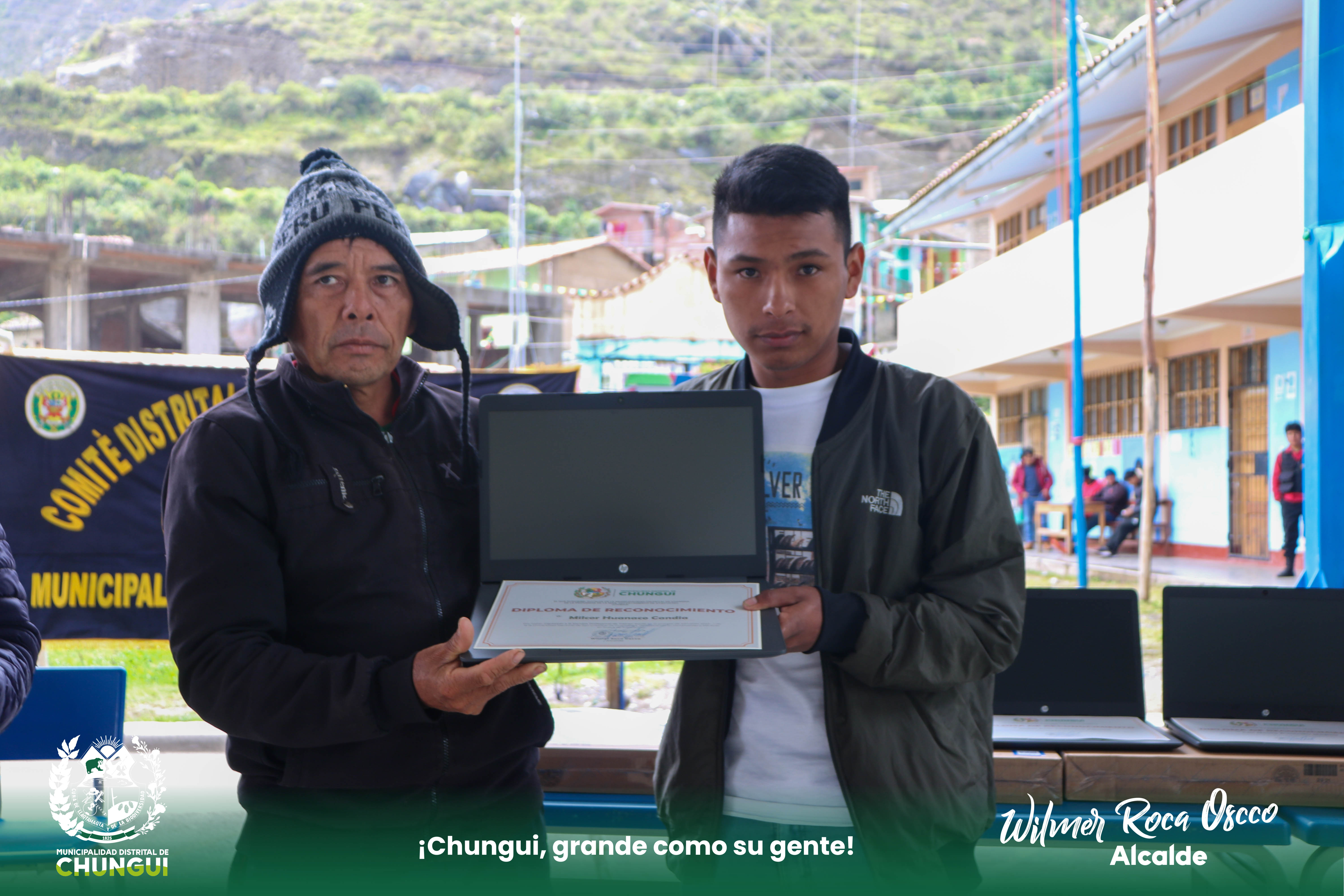 Entrega de laptops para estudiantes ingresantes a la universidad.