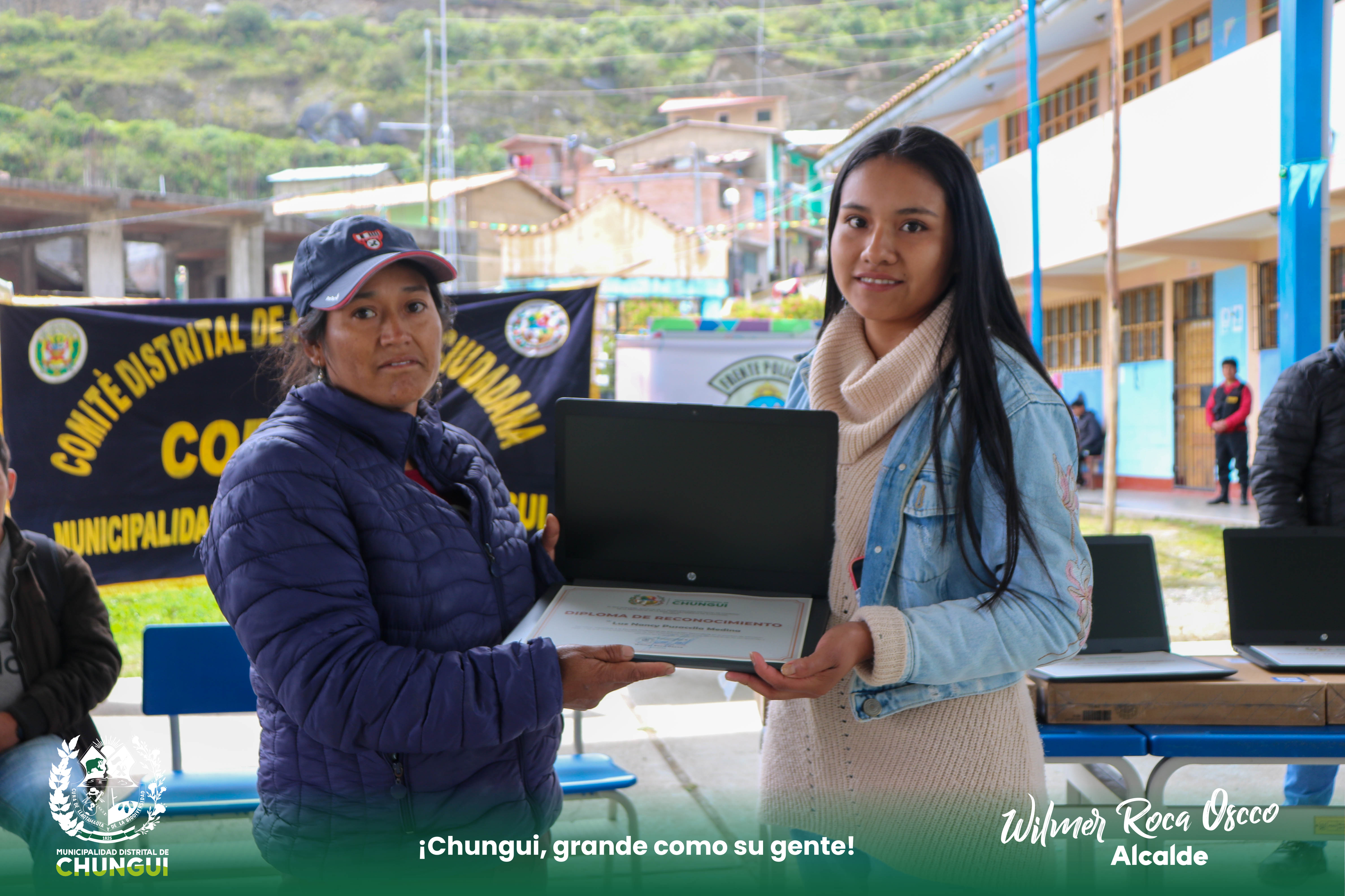 Entrega de laptops para estudiantes ingresantes a la universidad.