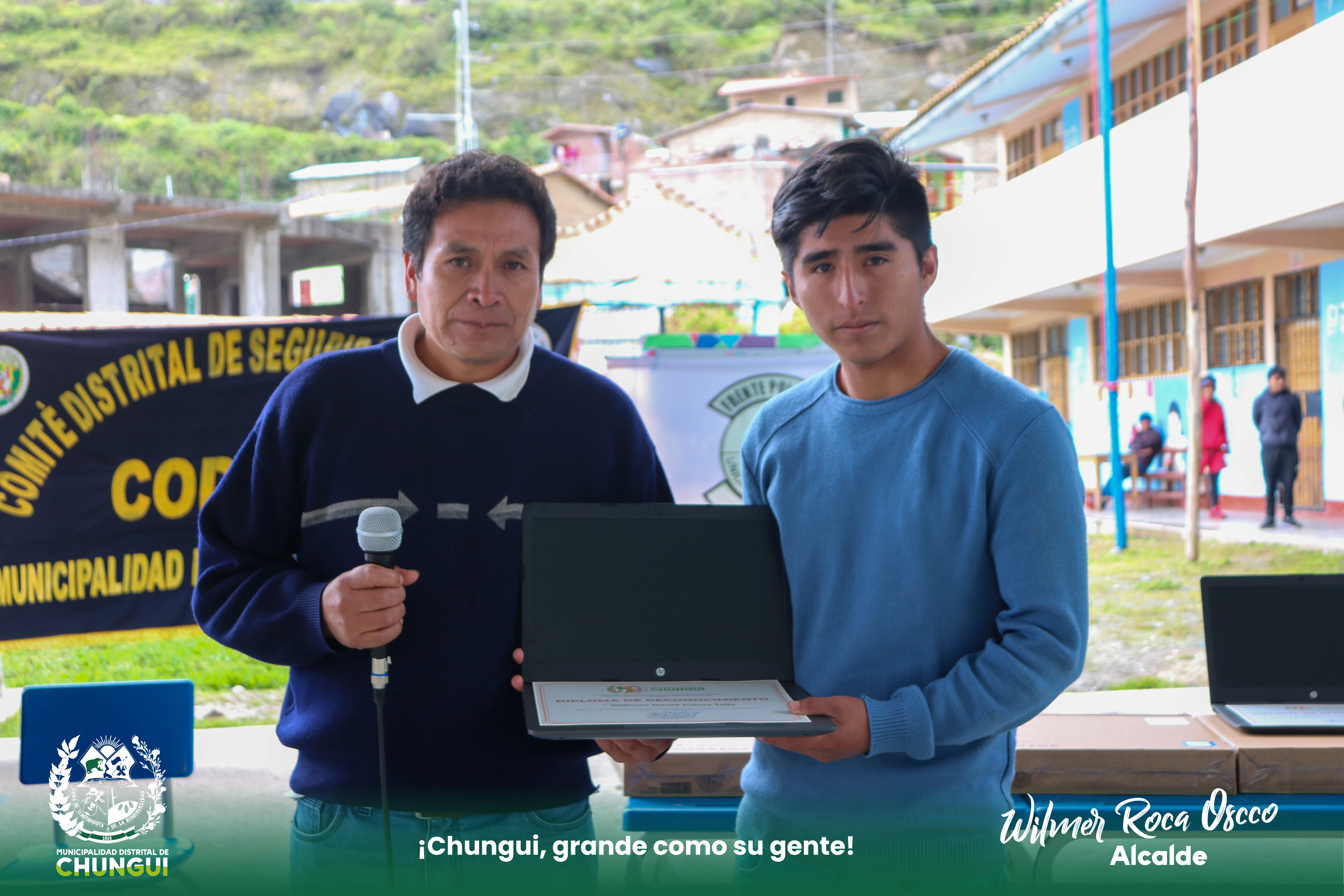 Entrega de laptops para estudiantes ingresantes a la universidad.