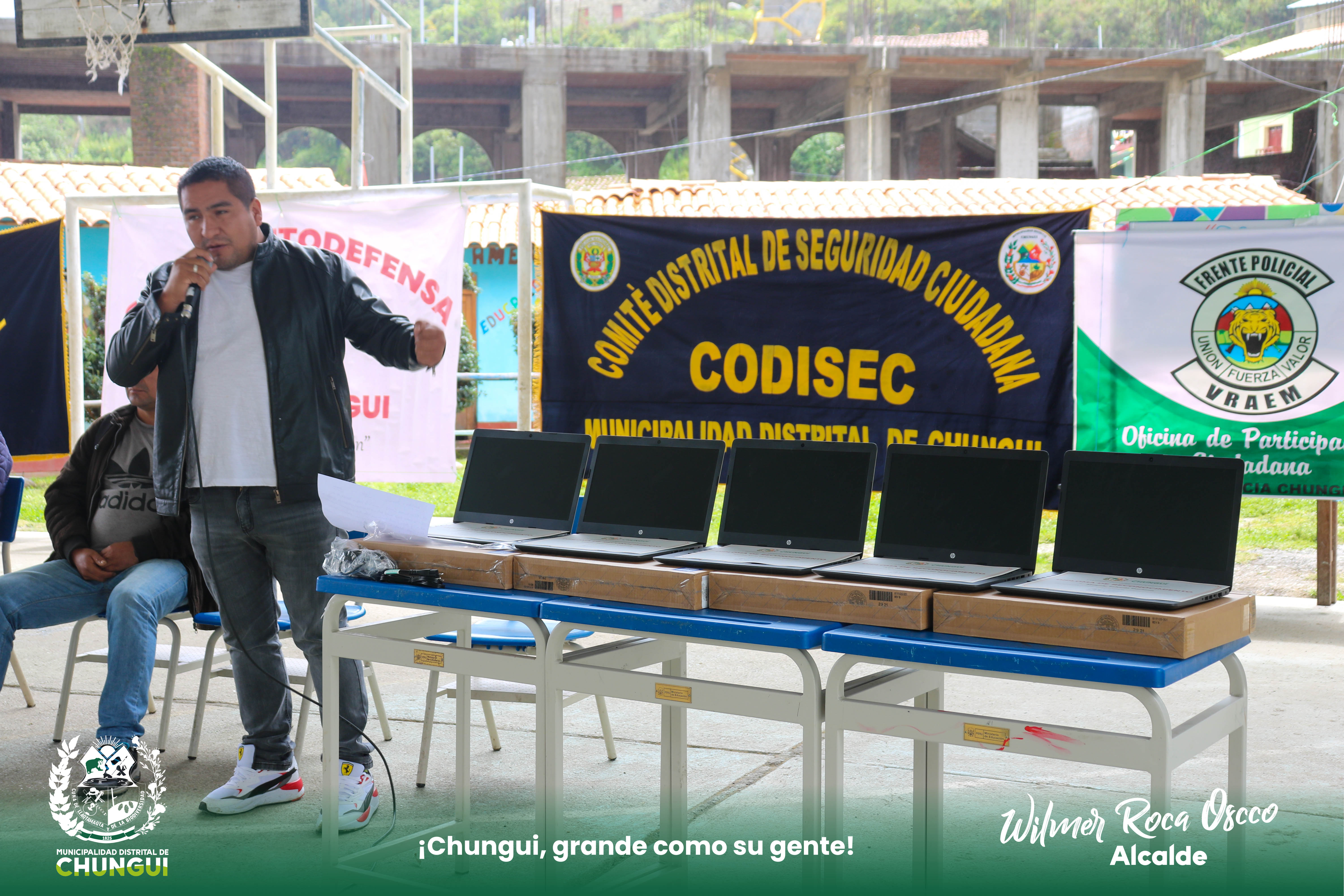 Entrega de laptops para estudiantes ingresantes a la universidad.