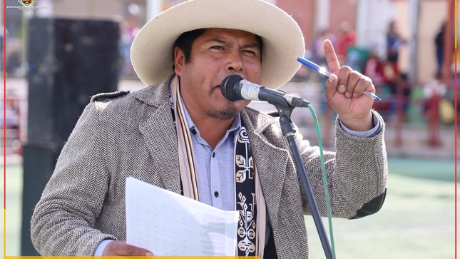 La Municipalidad distrital de Colquemarca, bajo el liderazgo de nuestro alcalde Prof. Santos Oviedo Ataucuri, plana de regidores y con el compromiso de todo el equipo técnico, ha realizado la presentación del Informe de los 100 Días de Gestión. En este informe, se destacaron los avances y logros alcanzados en estos primeros meses de gestión, enfocados en la transparencia, el desarrollo integral del distrito y lucha contra la corrupción.
Desde el inicio de nuestra gestión, hemos trabajado arduamente bajo la bandera de la transparencia y la anti corrupción, promoviendo una gestión pública responsable y al servicio de la comunidad. Hemos implementado medidas de control y fiscalización, así como la promoción de la participación ciudadana, para garantizar que los recursos del pueblo y proyectos sean gestionados de manera eficiente y en beneficio de todos los colquemarquinos.
Una de nuestras principales metas es llevar el desarrollo hasta el último rincón del distrito. Hemos identificado innumerables problemas y bombas de tiempo heredadas de gestiones anteriores, pero gracias al compromiso y dedicación de nuestro equipo técnico, hemos venido solucionando en tiempo récord muchas de estas situaciones. Nos hemos enfocado en proyectos que cierren brechas en campos fundamentales como la educación, la salud y otros sectores prioritarios para mejorar la calidad de vida de nuestros vecinos.
Al asumir el cargo, encontramos la Municipalidad en desorden por falta de documentos de gestión y con serios problemas en la ejecución de proyectos; es por ello, que, gracias a la decisión política de nuestro alcalde, se declaró en emergencia administrativa Inmediatamente. Así mismo se solicitó una auditoría a la Contraloría General de la República para identificar y enfrentar los problemas de manera transparente y responsable. 
