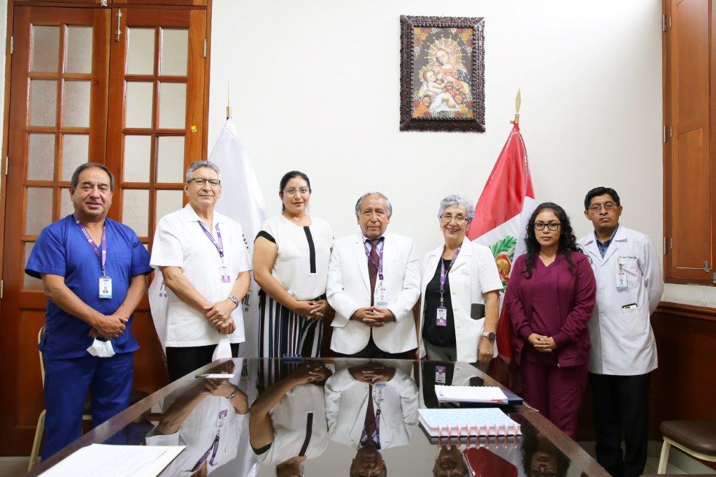 Foto grupal de autoridades del INMP y Hospital de Pampas 