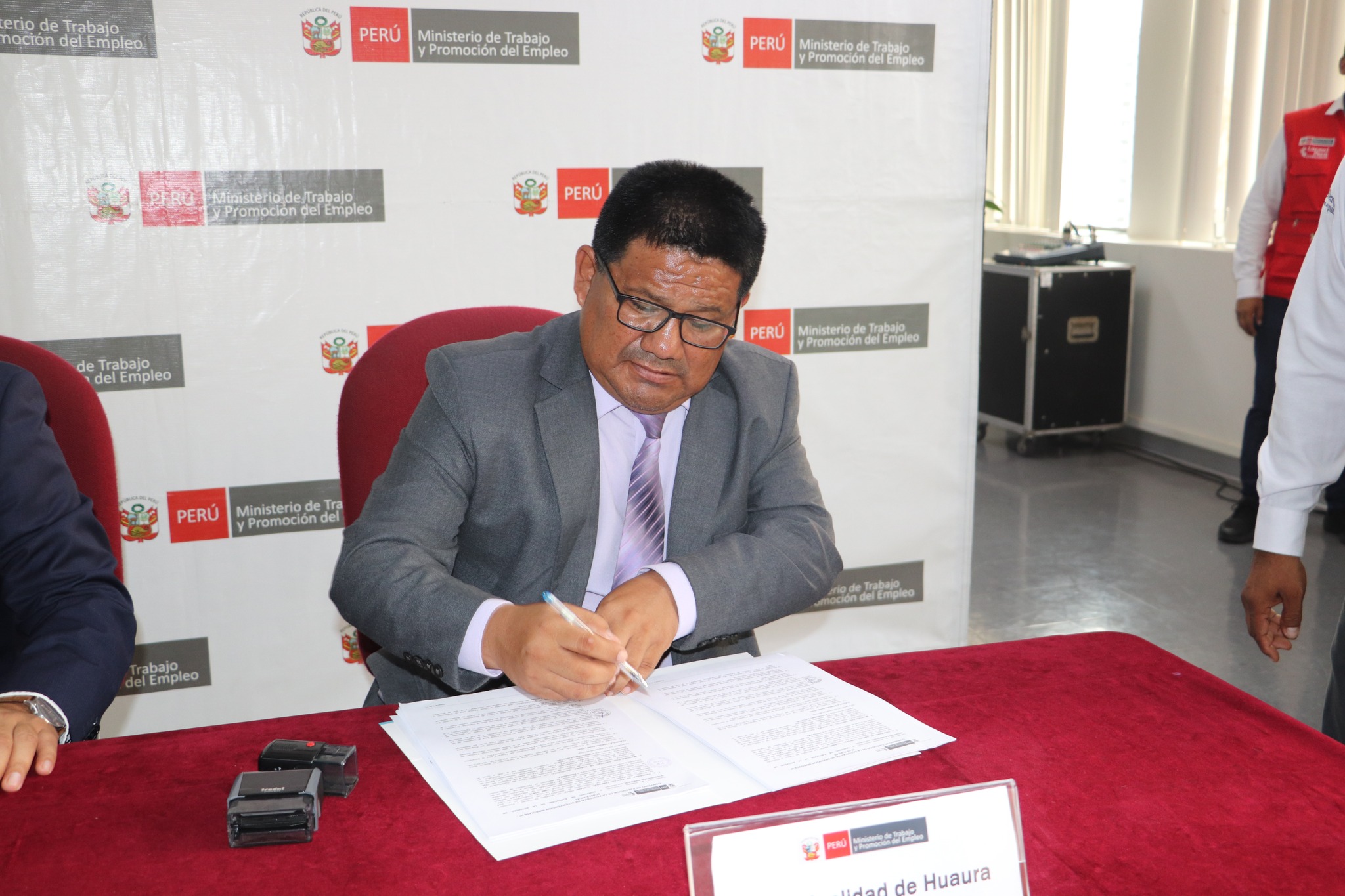 MUNICIPALIDAD DE HUAURA Y MINISTERIO DEL TRABAJO FIRMAN CONVENIO PARA GENERAR EMPLEOS TEMPORALES EN EL HISTÓRICO DISTRITO