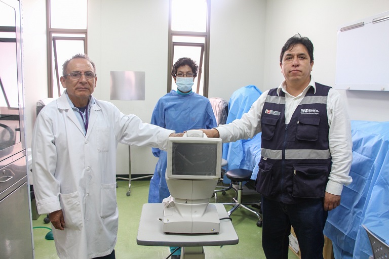 Imagen. Director General del INO junto a los profesionales que utilizarán el moderno equipo cedido