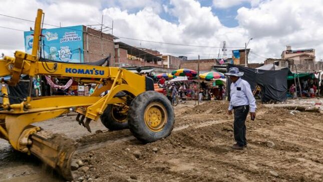 MUNICIPALIDAD DE SULLANA BRINDA APOYO A LOS COMERCIANTES DEL MERCADILLO SULLANA DANDO SOLUCIÓN A UNA CANGREJERA OCACIONADA POR LLUVIAS
