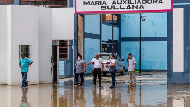 COMUNA DE SULLANA ACUDE AL LLAMADO DE LA DIRECTORA DEL COLEGIO MARÍA AUXILIADORA