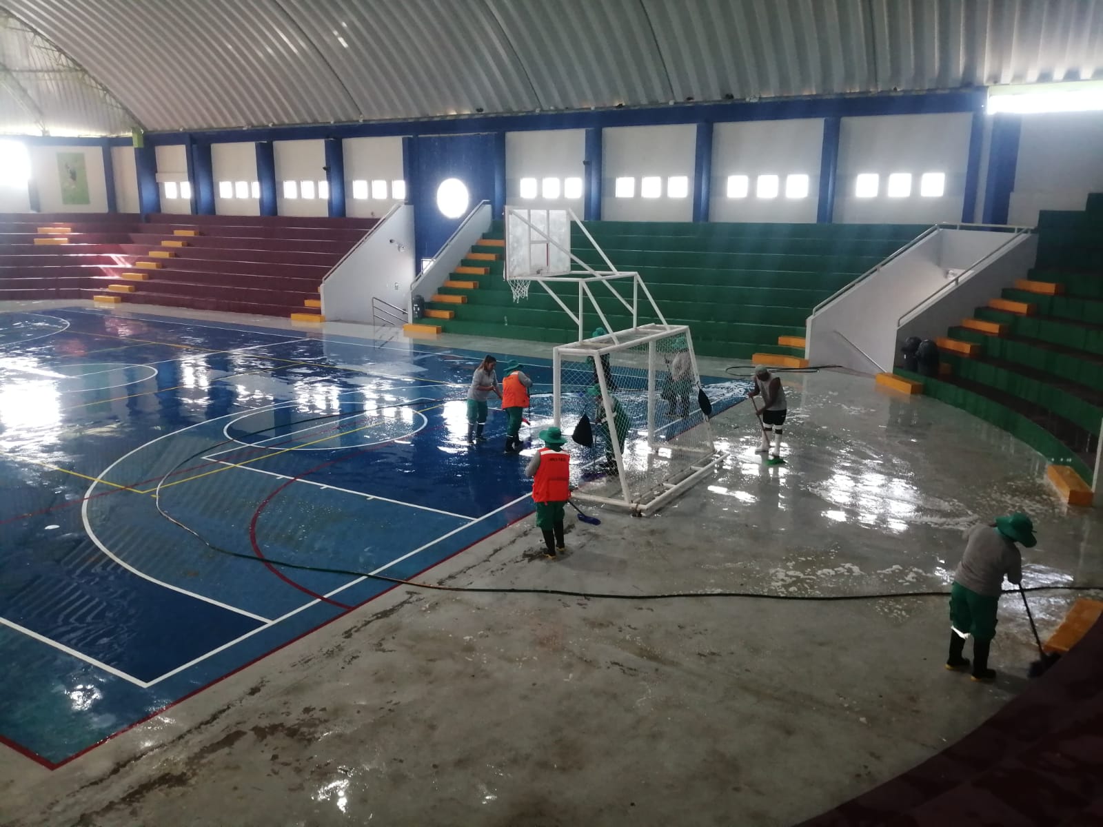 Foto de baldeo en coliseo cerrado