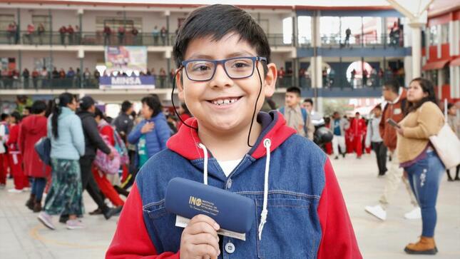 Imagen. Niño sonriente muestra sus lentes nuevos