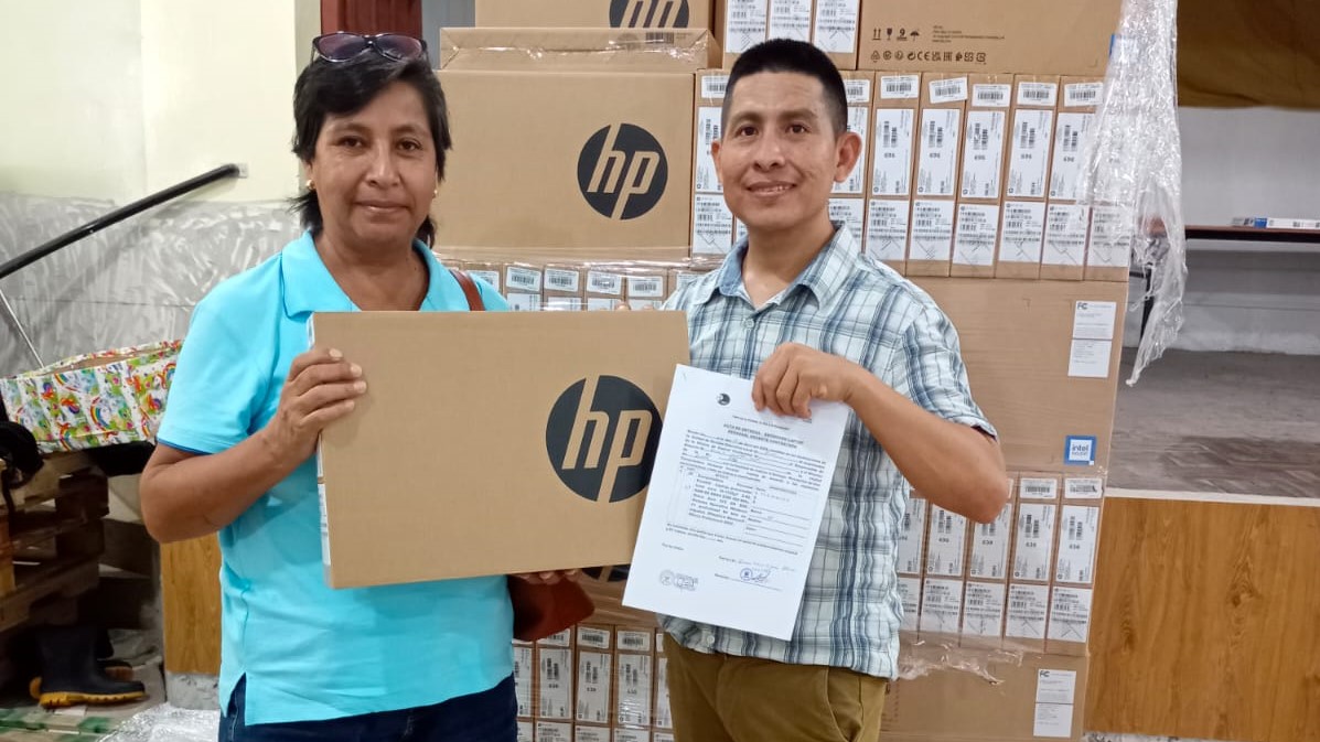 UGEL Piura entrega de laptops para docentes contratados