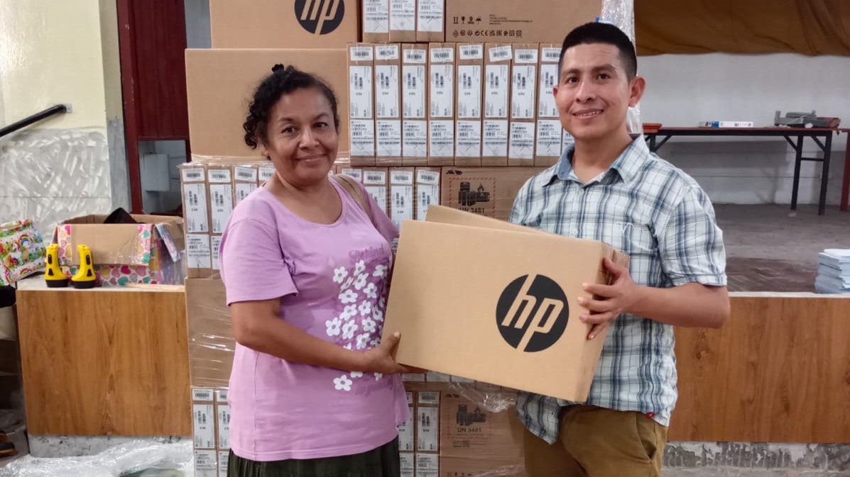 UGEL Piura entrega de laptops para docentes contratados