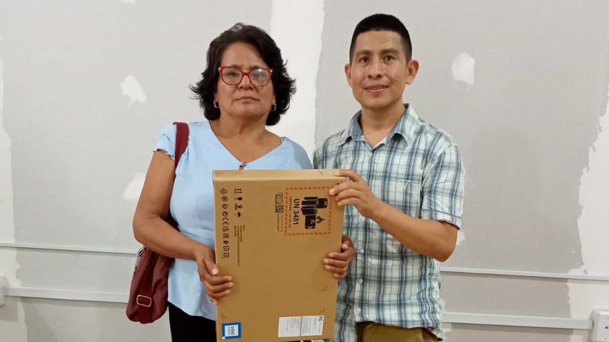 UGEL Piura entrega de laptops para docentes contratados