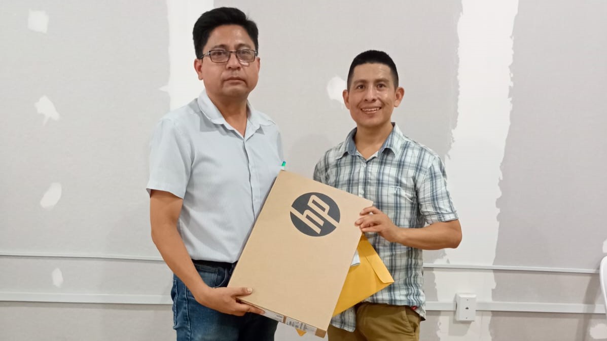 UGEL Piura entrega de laptops para docentes contratados