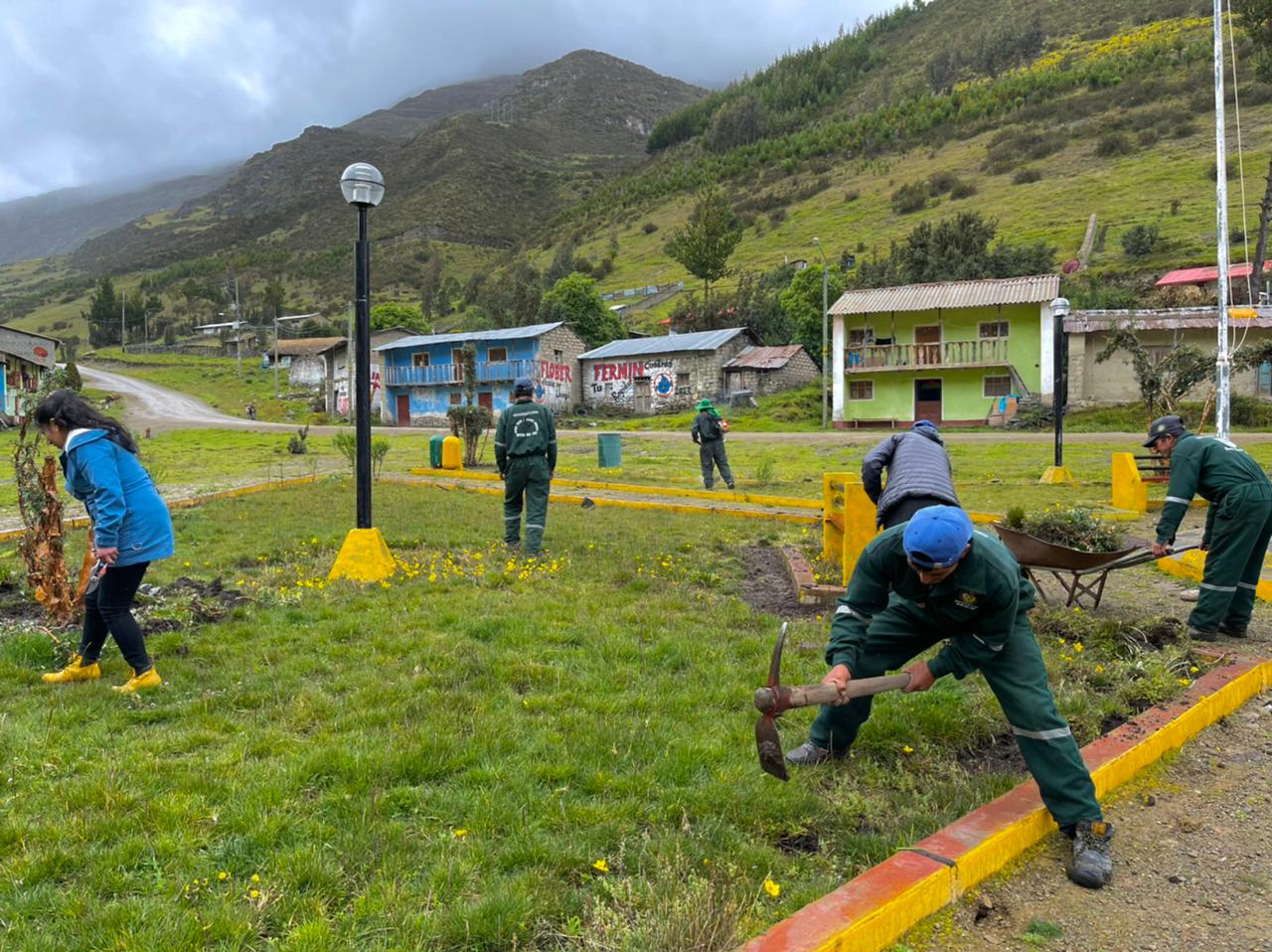 Limpieza y mantenimiento de áreas verdes en Chungui