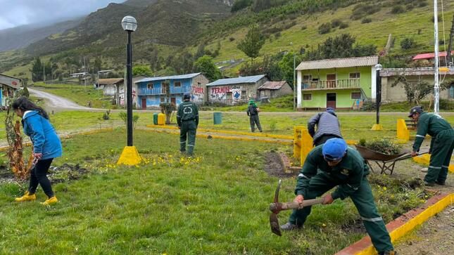 Limpieza y mantenimiento de áreas verdes en Chungui
