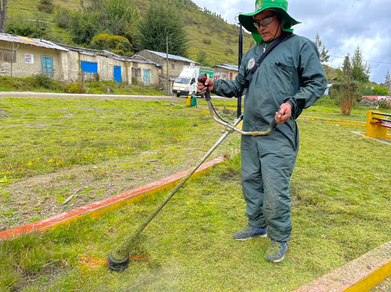 Limpieza y mantenimiento de áreas verdes en Chungui