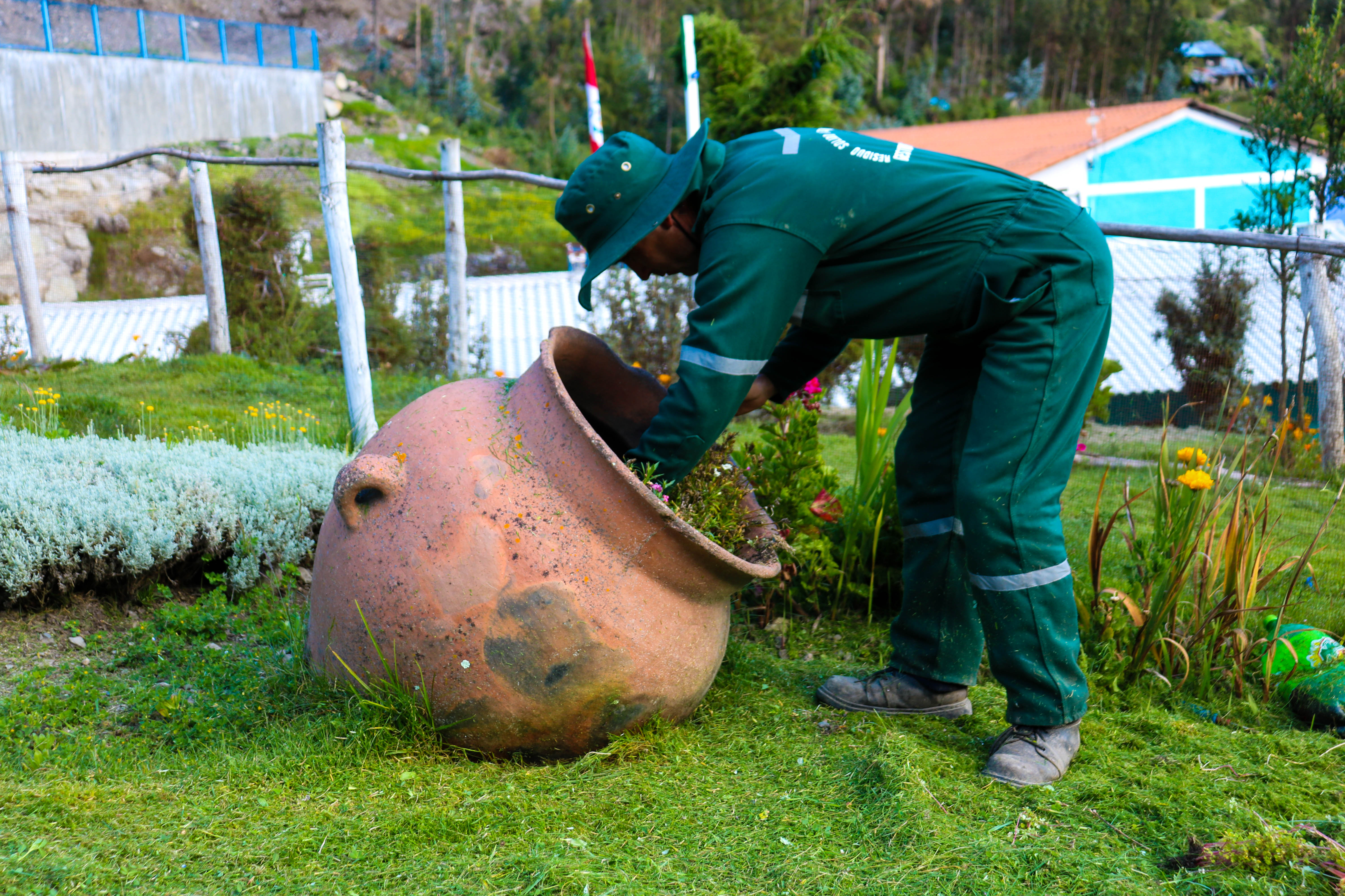 Limpieza y mantenimiento de áreas verdes en Chungui