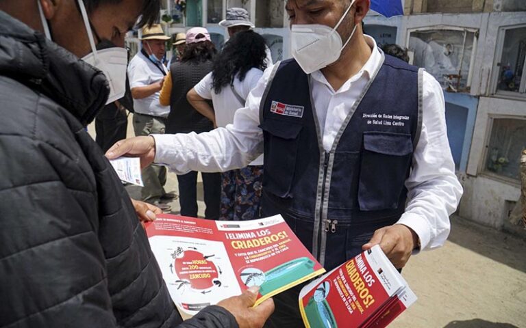 4 de Equipo de lucha contra el dengue sensibiliza a más de 2000 personas en cementerio Los Sauces