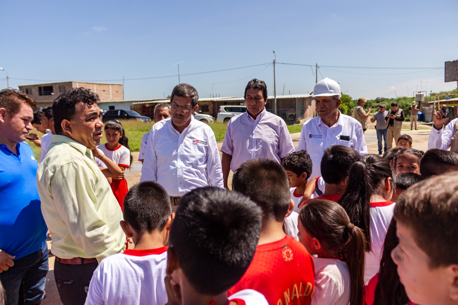 ALCALDE MARLEM MOGOLLÓN JUNTO A MINISTRO DE DEFENSA INSPECCIONAN LUGARES AFECTADOS POR LAS LLUVIAS EN BÚSQUEDA DE SOLUCIONES INMEDIATAS