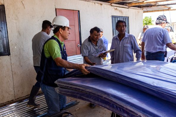 MUNICIPALIDAD DE SULLANA ENTREGA AYUDA A FAMILIAS DAMNIFICADAS POR FUERTES LLUVIAS