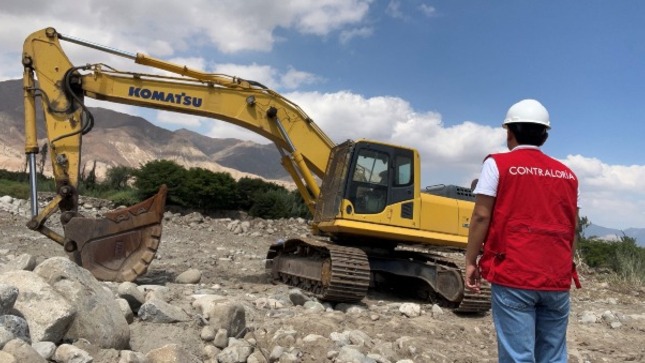 Contraloría evidenció maquinaria pesada en estado de abandono cerca de río en Sayán