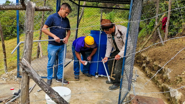 Verificación de los sistemas de agua en la comunidad de San Carlos Alto 