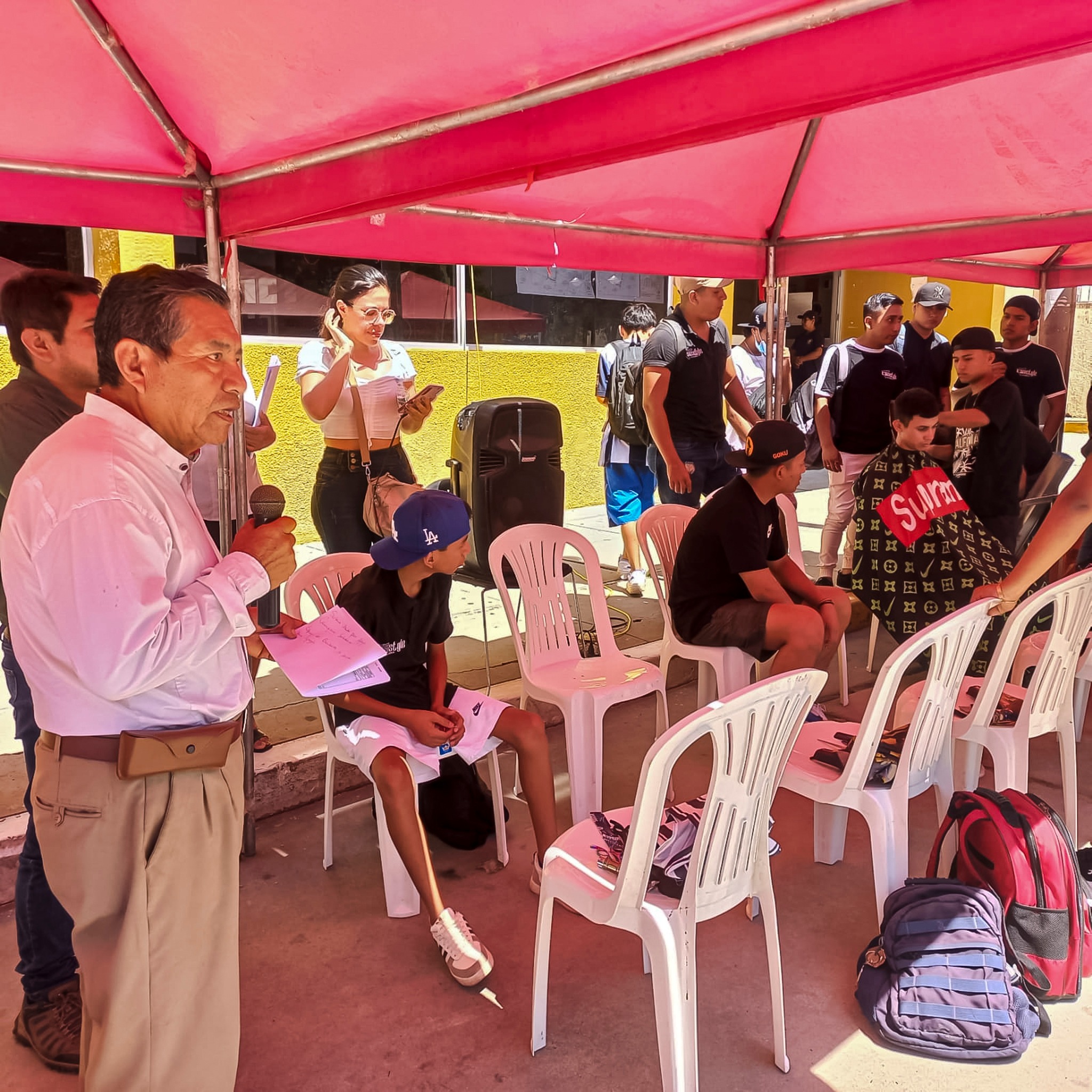 JÓVENES EMPRENDEDORES DE BARBERÍA Y PRODUCTORES DE CAFÉ DE ALGARROBA SE SUMAN A CAMPAÑA SOLIDARIA