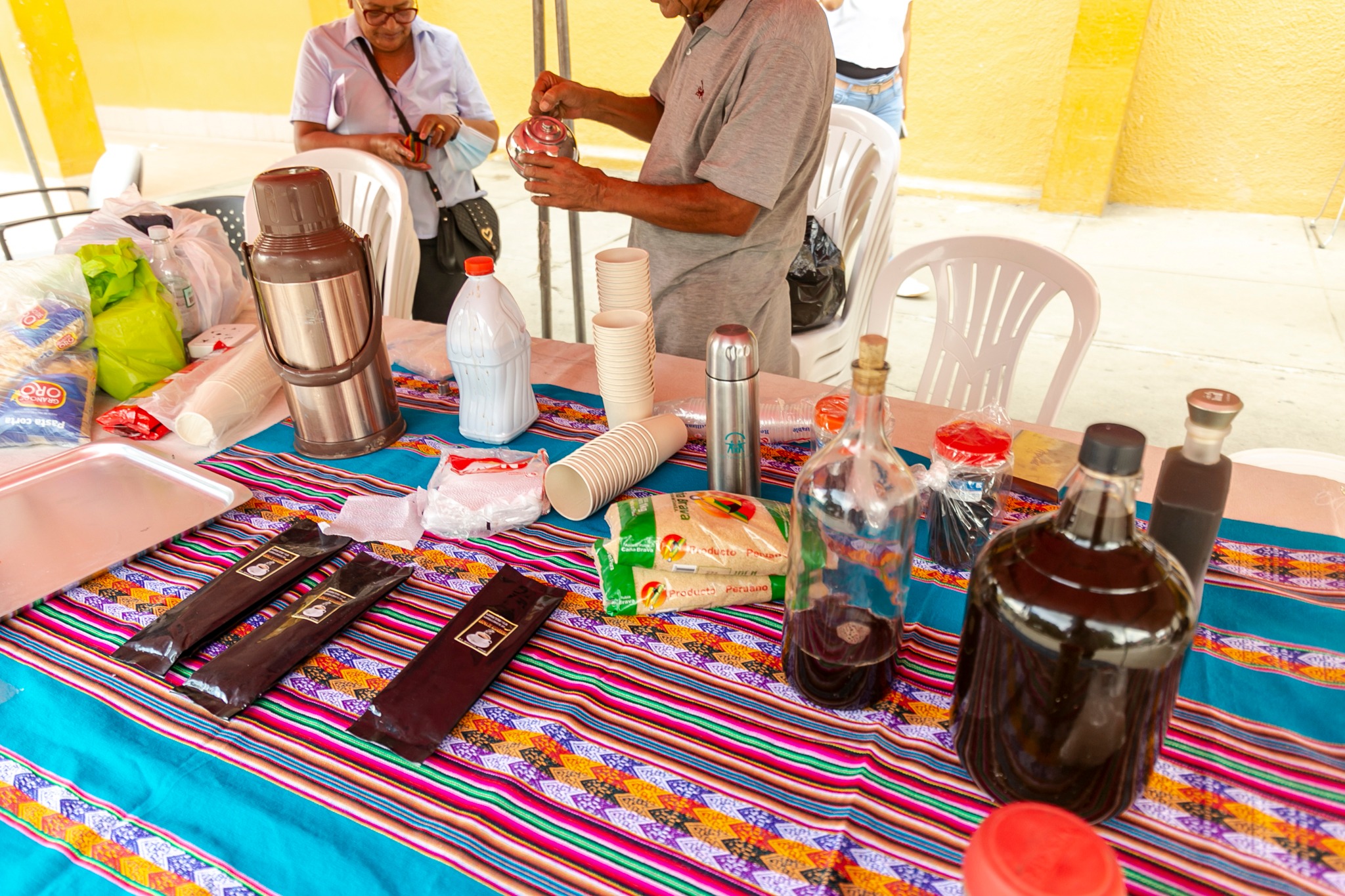 JÓVENES EMPRENDEDORES DE BARBERÍA Y PRODUCTORES DE CAFÉ DE ALGARROBA SE SUMAN A CAMPAÑA SOLIDARIA