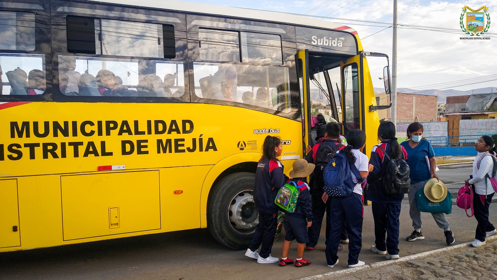 Por sesión de concejo aprobaron el servicio de bus escolar gratuito con el objetivo de velar por la integridad y seguridad de los alumnos de la I.E. 40494 José Abelardo Quiñones Gonzales