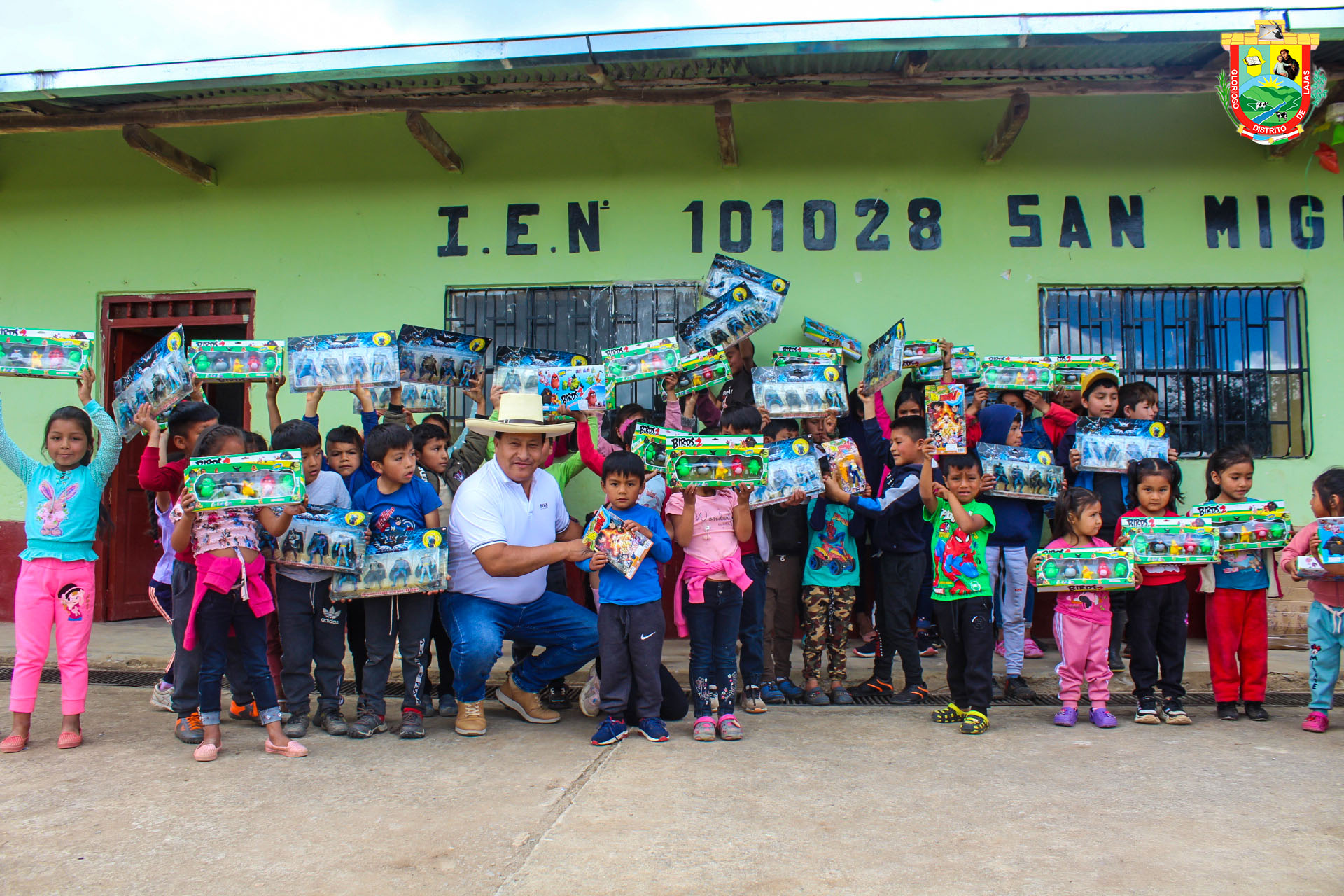 Apoyo de la ONG SOS (Menores Vulnerables) para los niños de las comunidades de San Miguel de Pangoray, Las Ánimas y Ajipampa