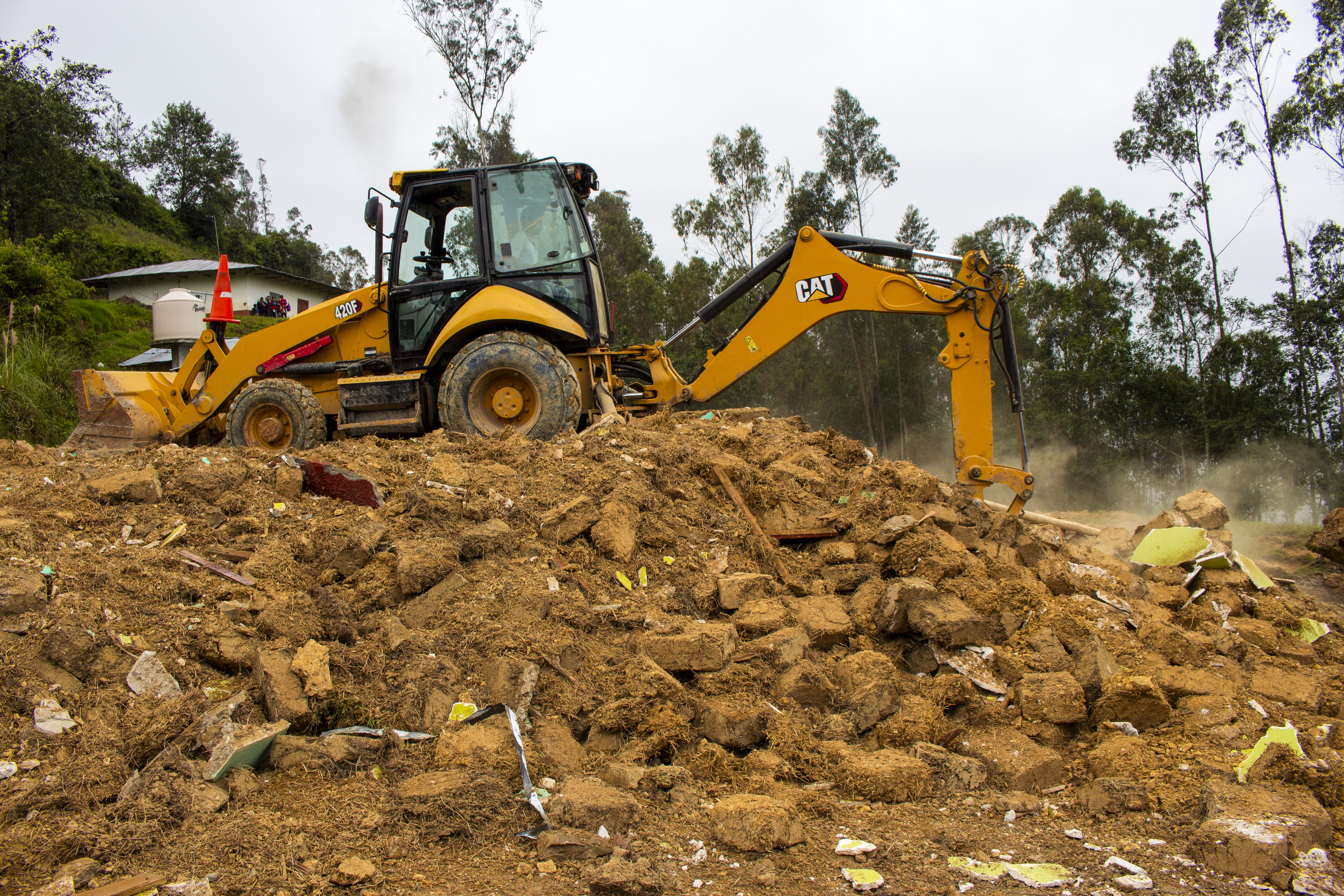 Apoyo con maquinaria a la I.E. N° 101062 El Lirio para se demolición, tras ser declarada como inhabitable