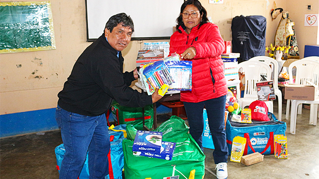 Entregan materiales educativos y kits de emergencia a escolares del C.P. La Perla en Atavillos Bajo