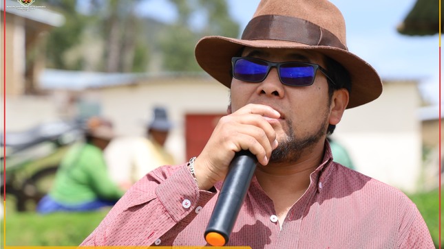 La Municipalidad Distrital de Colquemarca, a través de la Sub Gerencia de Infraestructura, llevó a cabo la ceremonia de reinicio de la obra de Saneamiento Básico en la comunidad campesina de Huaccoto. La ceremonia contó con la presencia del Presidente de la comunidad Victoriano Castillo Rayme, el Mg. Carlos Alberto Caballero Quispe Gerente Municipal, Ing. Yndira Chávez Velázquez sub gerente de infraestructura y el Ing. Diego Quispe residente de Saneamiento Básico y los comuneros de la comunidad campesina de Huaccoto. 
La obra de “MEJORAMIENTO Y AMPLIACIÓN DEL SISTEMA DE SERVICIO DE AGUA POTABLE, LETRINAS SANITARIAS CON ARRASTRE HIDRÁULICO Y BIODIGESTOR EN LOS SECTORES DE HUACCOTO, HUALLUANI, TOROMANYA Y CANTUTA EN LA COMUNIDAD DE HUACCOTO DEL DISTRITO DE COLQUEMARCA” consiste en la construcción de un sistema de agua potable, Infraestructura para la disposición de excretas y mayor nivel de conocimiento en educación sanitaria y gestión de servicio. 
Este reinicio de obra de saneamiento básico en la Comunidad Campesina de Huaccoto es una decisión política de nuestra autoridad Edil Prof. Santos Oviedo Ataucuri, Alcalde de la Municipalidad Distrital de Colquemarca, a pesar de las dificultades que se han presentado, su compromiso es el de seguir trabajando por el desarrollo de nuestro Distrito de Colquemarca.
¡Colquemarca, un nuevo comienzo con oportunidades para todos!
Prof. Santos Oviedo Ataucuri - Alcalde
Gestión 2023 - 2026
