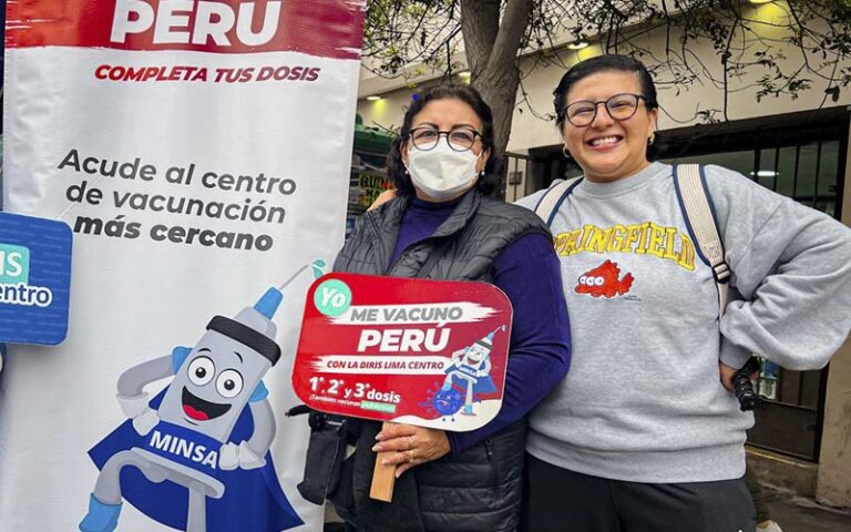 1 de  Brigadas de vacunación se despliegan durante la procesión del Señor de los Milagros en Lima Centro