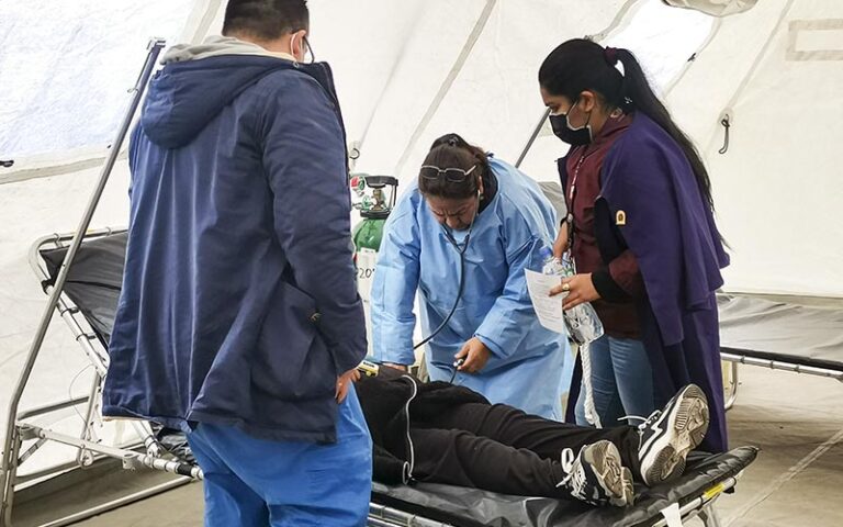 3 de Brigadas de vacunación se despliegan durante la procesión del Señor de los Milagros en Lima Centro