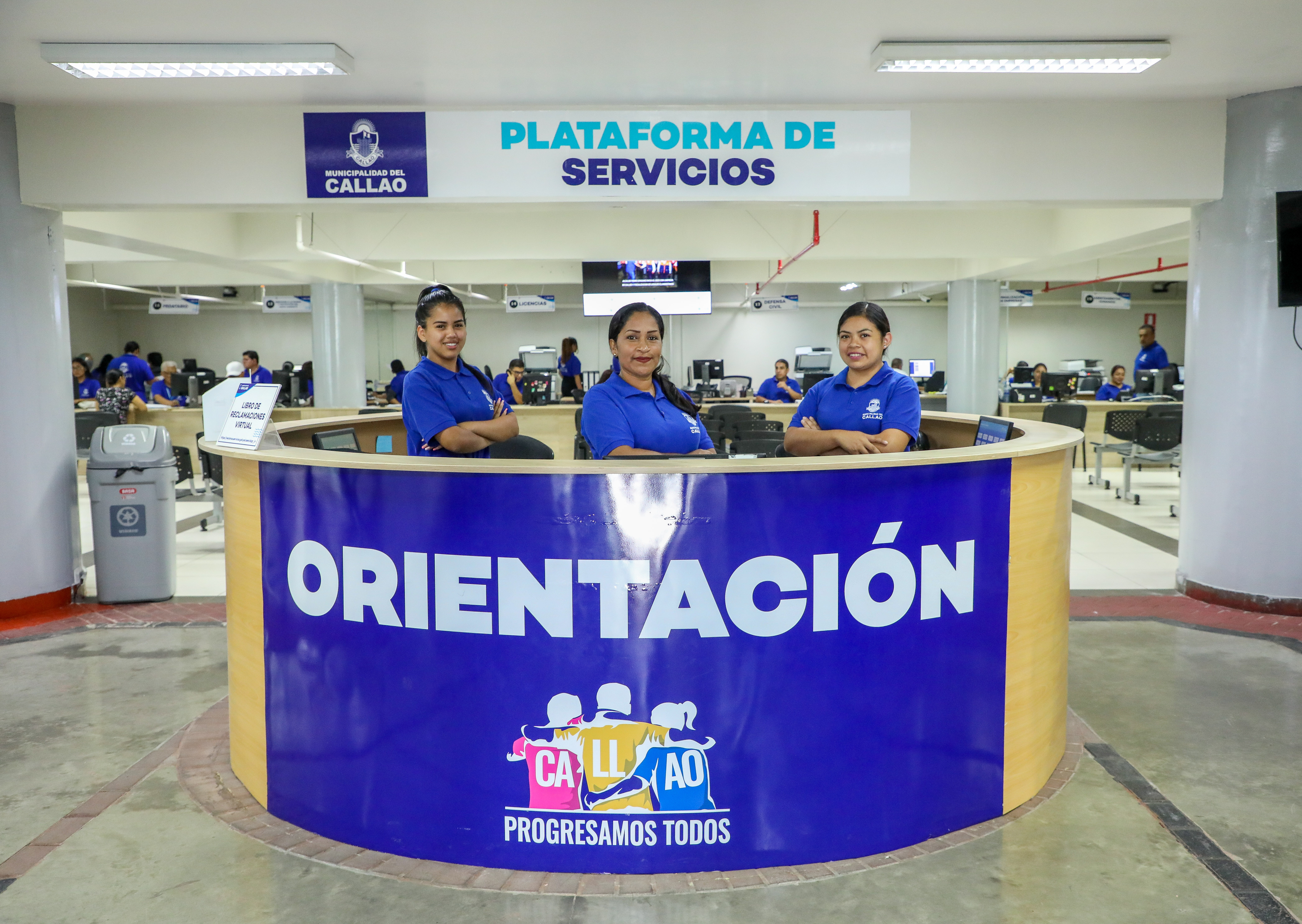 El alcalde Pedro Spadaro inauguró el renovado centro de atención al vecino, que ahora cuenta con más de 30 ventanillas para diversos servicios.