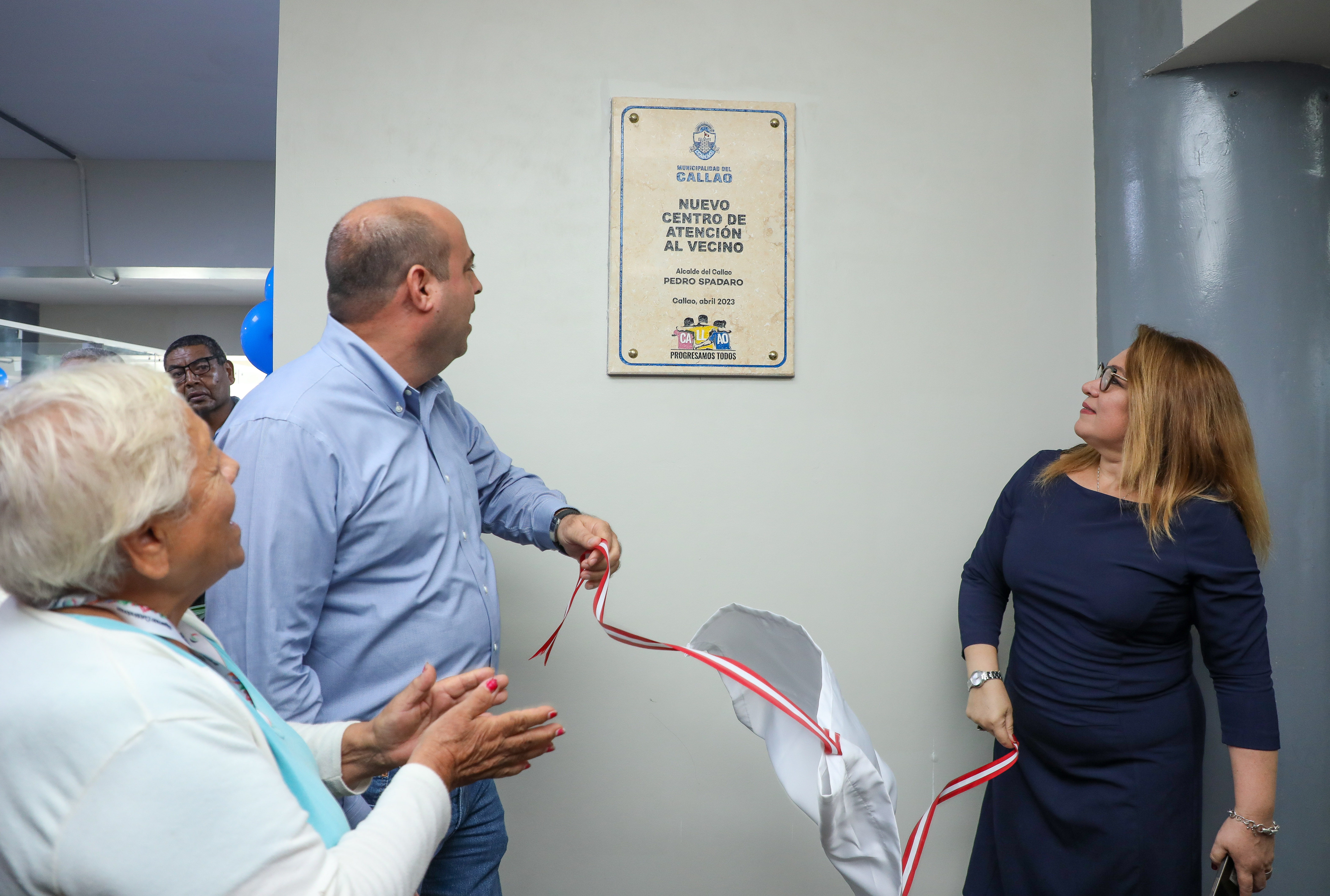 El alcalde Pedro Spadaro inauguró el renovado centro de atención al vecino, que ahora cuenta con más de 30 ventanillas para diversos servicios.