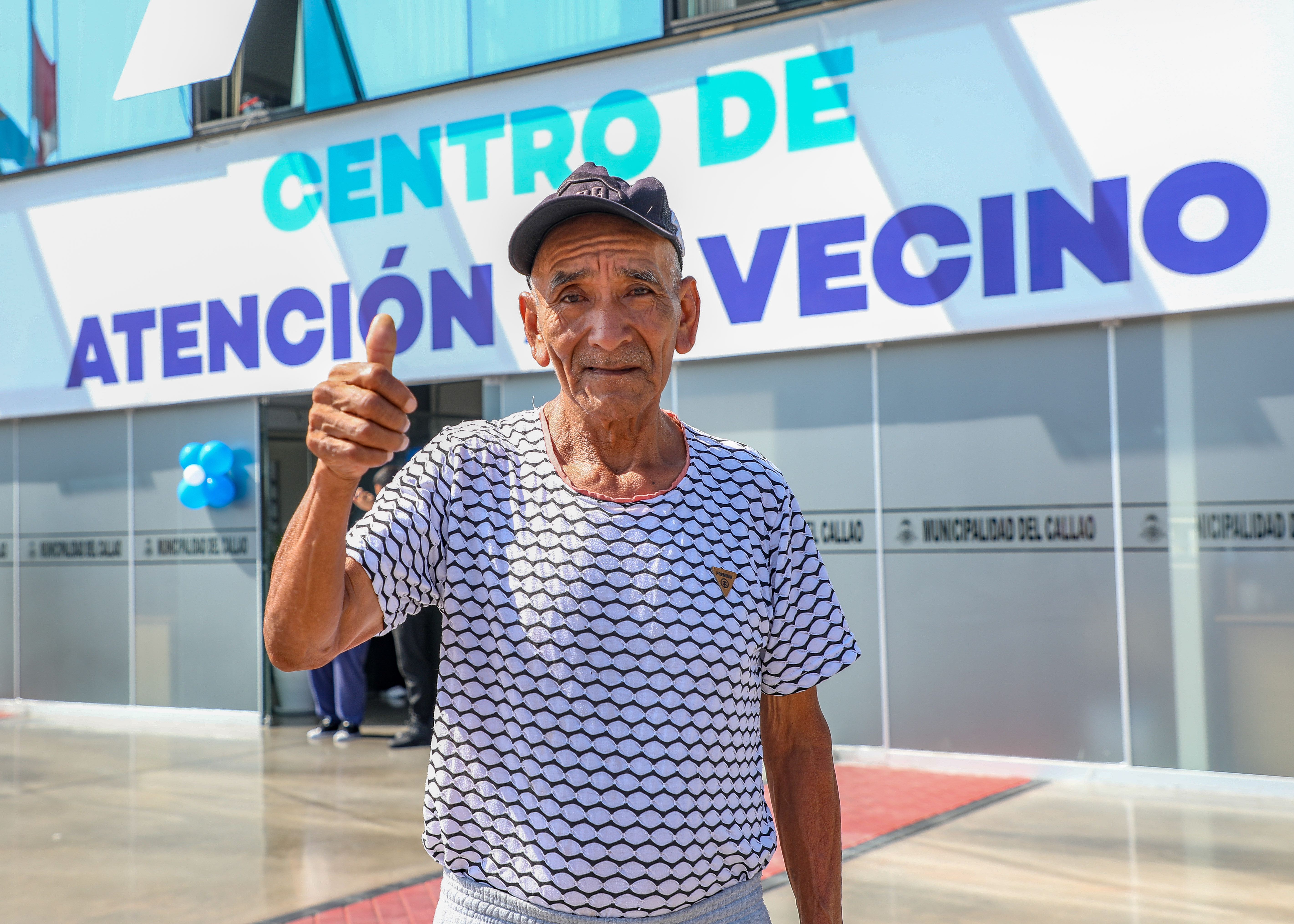 El alcalde Pedro Spadaro inauguró el renovado centro de atención al vecino, que ahora cuenta con más de 30 ventanillas para diversos servicios.