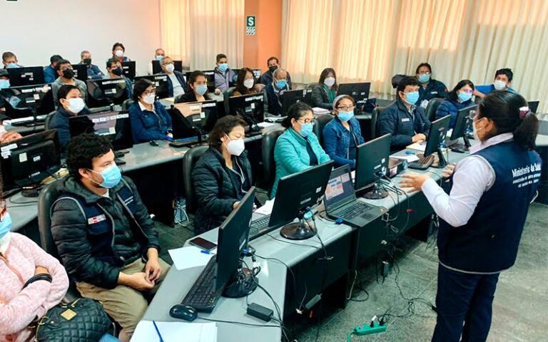 1 de  Personal de establecimientos de salud reciben capacitación en temas de salud ambiental