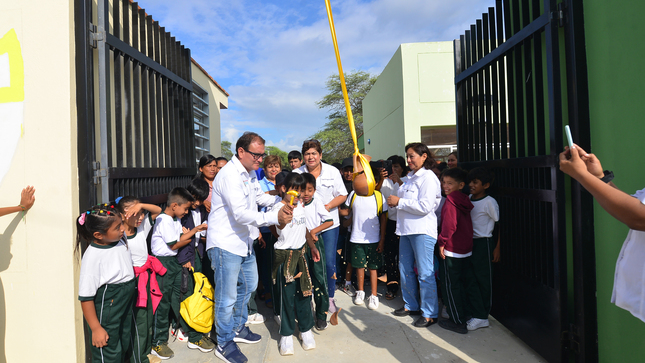 El burgomaestre inauguró el colegio para beneplácito de alumnos y maestros