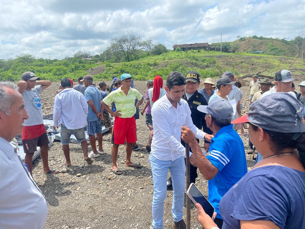 Alcalde de Lancones, llevó apoyo humanitario a damnificados del sector Los Encuentros de Pilares.