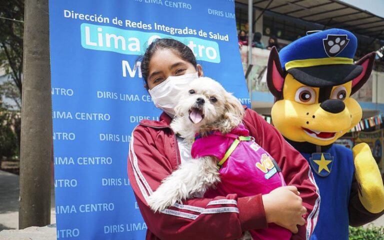 1 de  Estudiantes realizan murales de concientización sobre la rabia canina en San Juan de Lurigancho