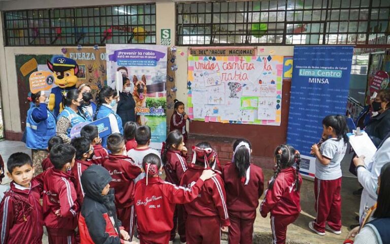2 de Estudiantes realizan murales de concientización sobre la rabia canina en San Juan de Lurigancho