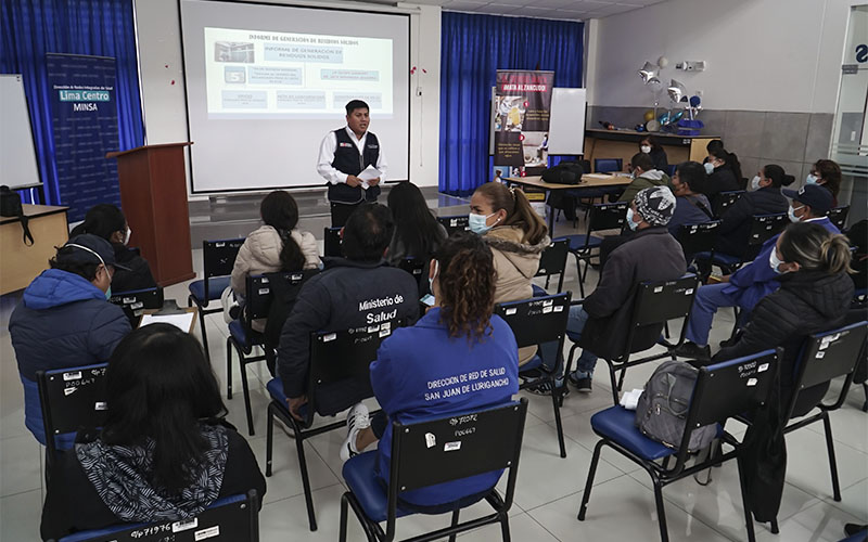 2 de Personal de establecimientos de salud reciben capacitación en temas de salud ambiental