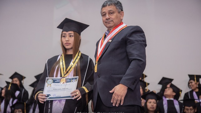 La UNHEVAL felicita a todos los graduandos por su logro y les desea éxito en su futuro profesional. La institución reafirma su compromiso con la formación integral de sus estudiantes y con la promoció